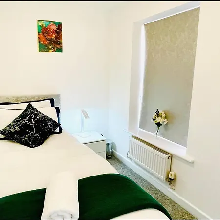 Stylish 3 Bdr House With Free Parking Near Hulme Holiday home