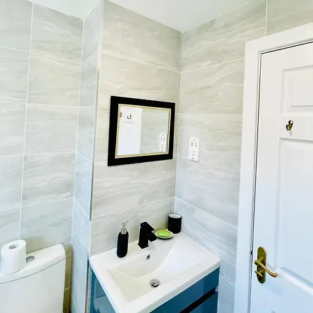 Stylish 3 Bdr House With Free Parking Near Hulme Манчестер