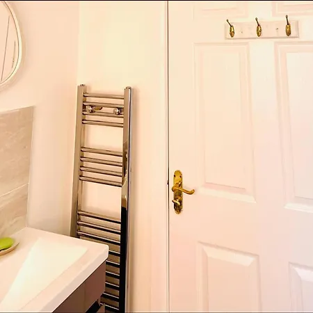 Stylish 3 Bdr House With Free Parking Near Hulme Holiday home *