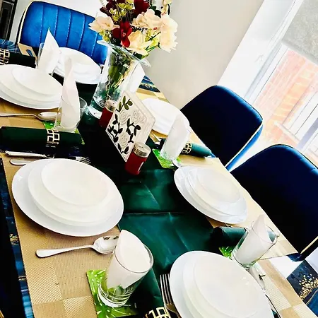 Holiday home Stylish 3 Bdr House With Free Parking Near Hulme *