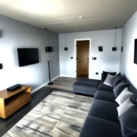 Master Double Bedroom With Workspace, Smart Tv, Free Parking And Local Tram Stop Guest house *