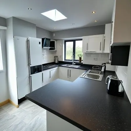 Master Double Bedroom With Workspace, Smart Tv, Free Parking And Local Tram Stop * Manchester