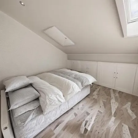 Master Double Bedroom With Workspace, Smart Tv, Free Parking And Local Tram Stop *