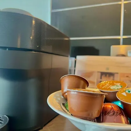 Modern High-rise Flat In Media City! 2 Beds, 2 Baths 公寓 *