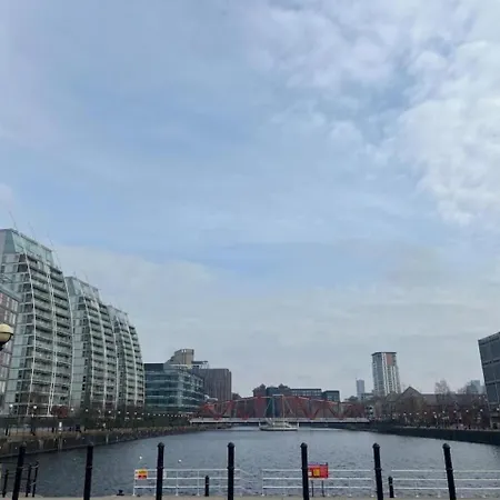 Modern High-rise Flat In Media City! 2 Beds, 2 Baths 公寓