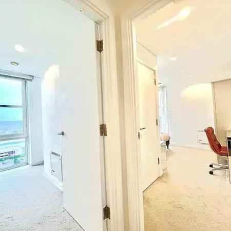 Modern High-rise Flat In Media City! 2 Beds, 2 Baths 公寓 *