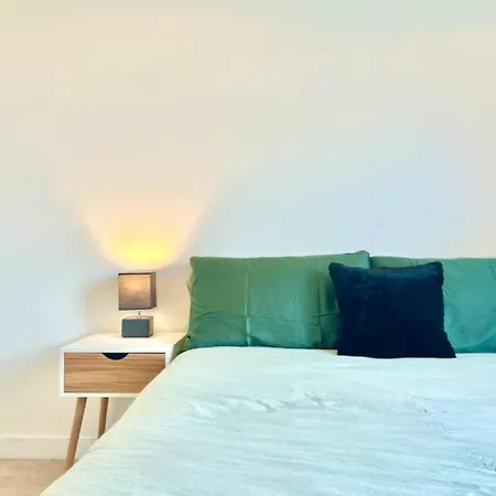 Modern High-rise Flat In Media City! 2 Beds, 2 Baths 曼彻斯特