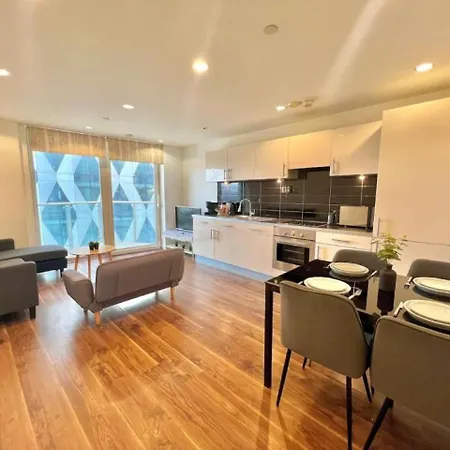 Apartment Modern High-rise Flat In Media City! 2 Beds, 2 Baths *