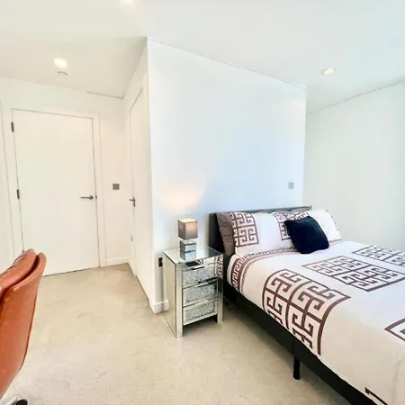 Modern High-rise Flat In Media City! 2 Beds, 2 Baths Apartment