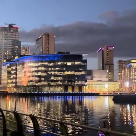 Modern High-rise Flat In Media City! 2 Beds, 2 Baths Apartament *