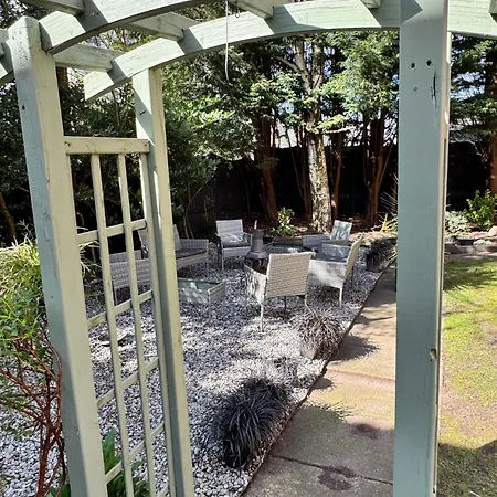 The Secret Garden Retreat With Hot Tub Holiday home *