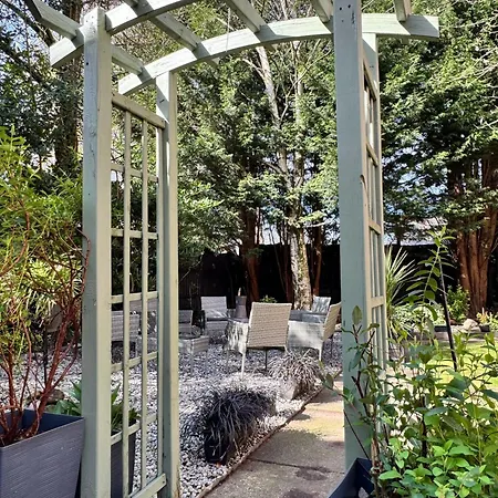 Vakantiehuis The Secret Garden Retreat With Hot Tub *