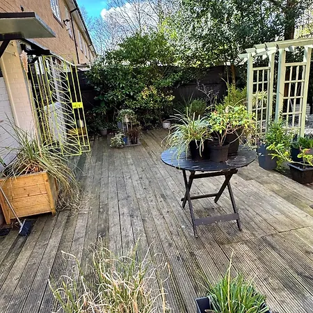 The Secret Garden Retreat With Hot Tub Semesterbostad