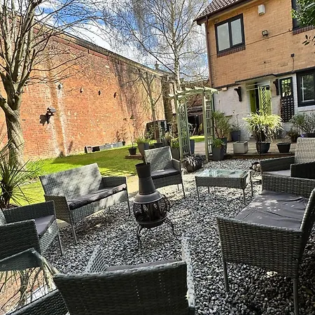 Vakantiehuis The Secret Garden Retreat With Hot Tub