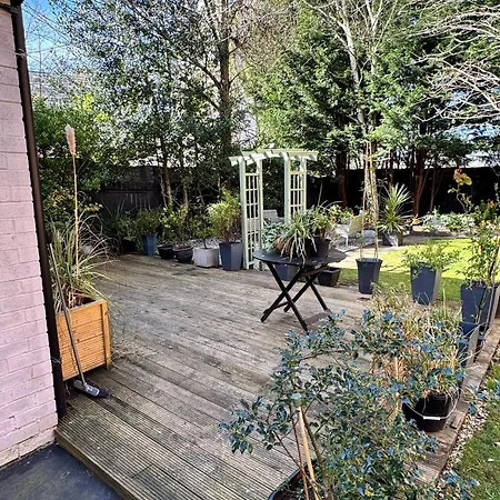 The Secret Garden Retreat With Hot Tub Holiday home *