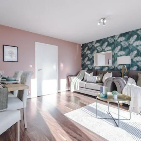 Stylish 4 Bedroom House, Sleeps 7, Free Parking & Wi-fi * Manchester