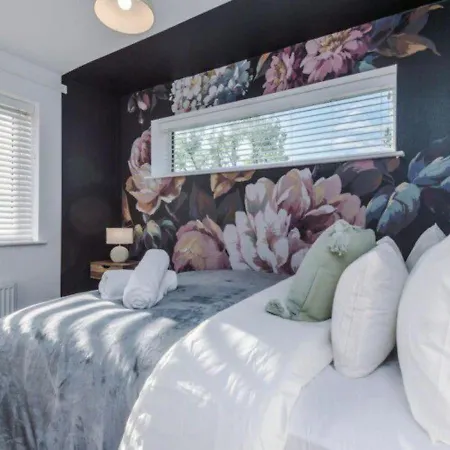 Stylish 4 Bedroom House, Sleeps 7, Free Parking & Wi-fi