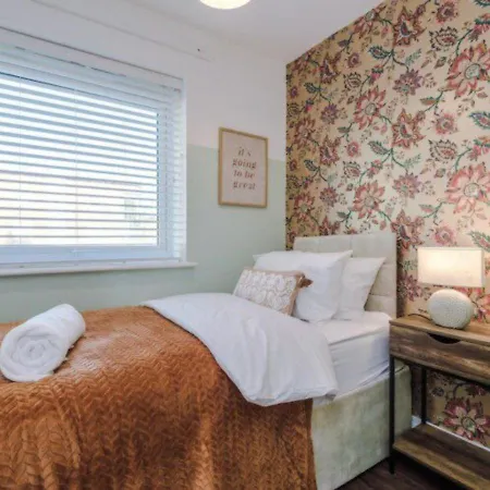 Stylish 4 Bedroom House, Sleeps 7, Free Parking & Wi-fi بيت للعطل