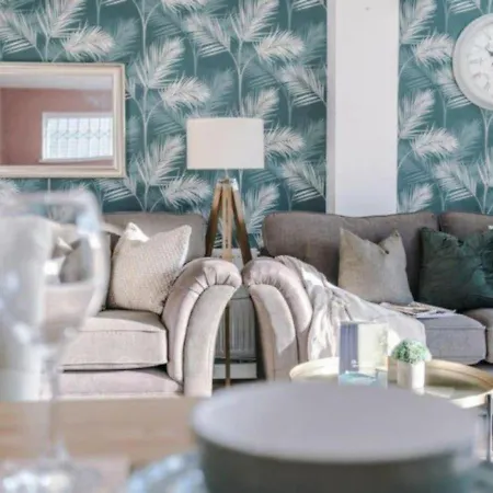 Holiday home Stylish 4 Bedroom House, Sleeps 7, Free Parking & Wi-fi