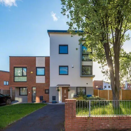 Holiday home Stylish 4 Bedroom House, Sleeps 7, Free Parking & Wi-fi Manchester