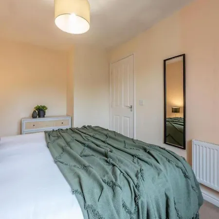 Holiday home 4 Beds, Sleeps 7, Driveway, Comfy Beds