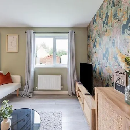 4 Beds, Sleeps 7, Driveway, Comfy Beds *