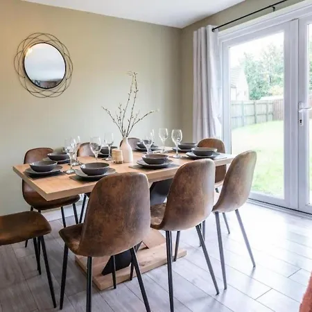 Holiday home 4 Beds, Sleeps 7, Driveway, Comfy Beds *