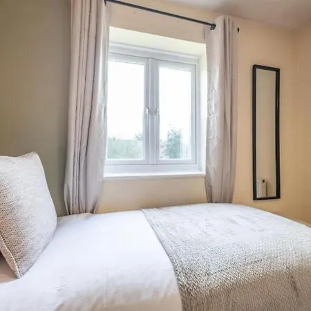 4 Beds, Sleeps 7, Driveway, Comfy Beds Hébergement de vacances Manchester