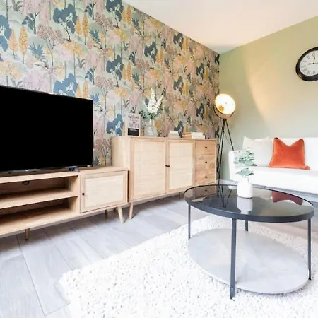 4 Beds, Sleeps 7, Driveway, Comfy Beds Manchester