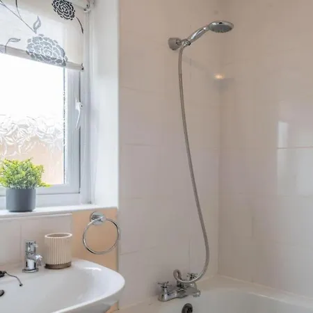 4 Beds, Sleeps 7, Driveway, Comfy Beds * Manchester