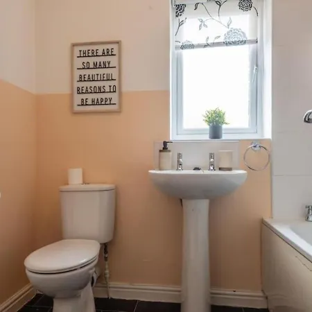 Holiday home 4 Beds, Sleeps 7, Driveway, Comfy Beds *