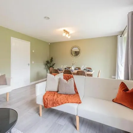 Holiday home 4 Beds, Sleeps 7, Driveway, Comfy Beds *