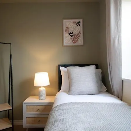 Holiday home 4 Beds, Sleeps 7, Driveway, Comfy Beds Manchester