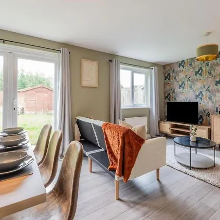 Holiday home 4 Beds, Sleeps 7, Driveway, Comfy Beds