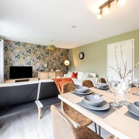 Holiday home 4 Beds, Sleeps 7, Driveway, Comfy Beds Manchester