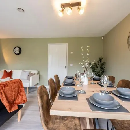 4 Beds, Sleeps 7, Driveway, Comfy Beds *