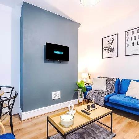 Modern 3-bed , Sleeps 7, Free Parking & Close To Centre Manchester