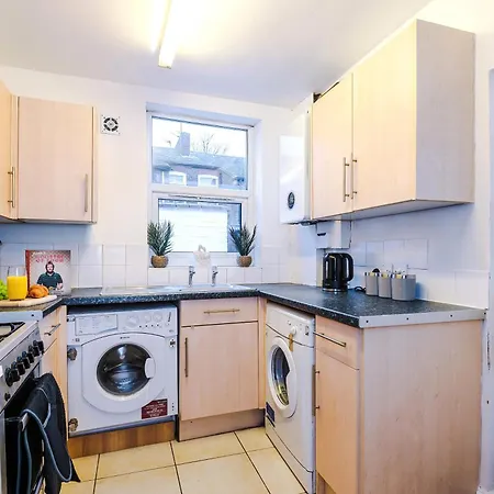 Modern 3-bed , Sleeps 7, Free Parking & Close To Centre Ferienhaus
