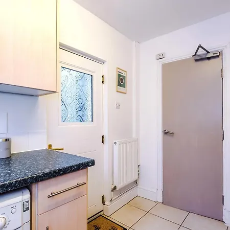 Modern 3-bed , Sleeps 7, Free Parking & Close To Centre *