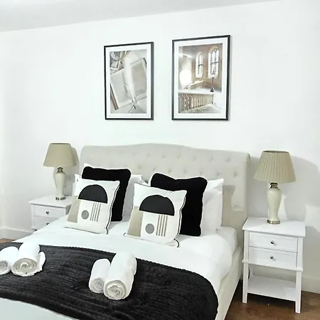 The Hidden Chapter 2 Bedrooms By Bevolve Apartment Manchester