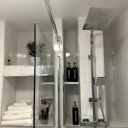 Apartment Inside City, Modern & Luxurious 2 Bed Apartment, Entire Unit *