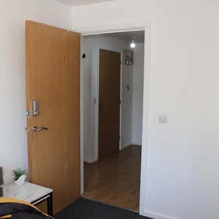 Inside City, Modern & Luxurious 2 Bed Apartment, Entire Unit Apartment *