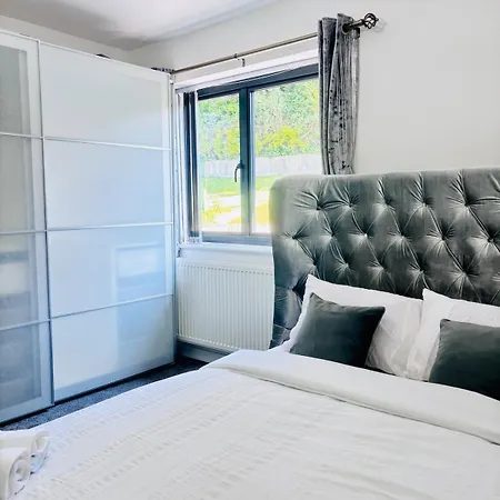 Luxury 5br With Access Apartment *