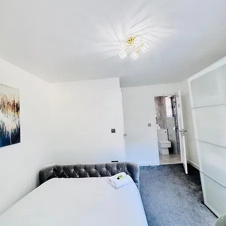 Luxury 5br With Access Apartment Manchester