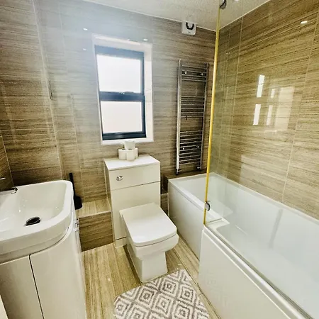 Luxury 5br With Access * Manchester