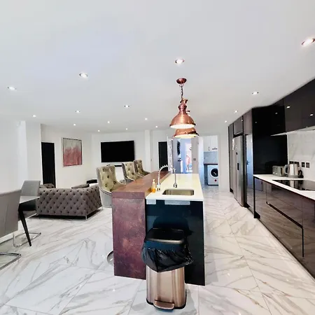 Luxury 5br With Access Apartment *