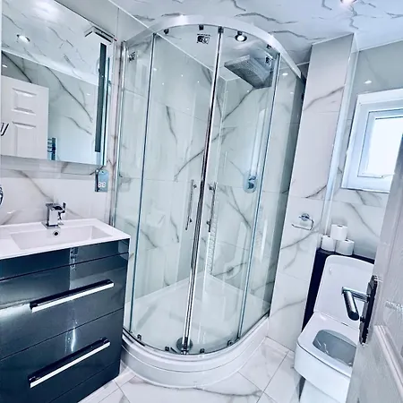 Apartment Luxury 5br With Access *