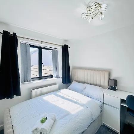 Luxury 5br With Access Apartment