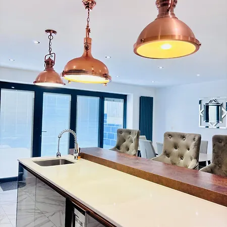 Luxury 5br With Access * Manchester
