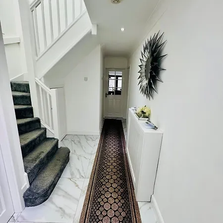 Luxury 5br With Access Apartment *